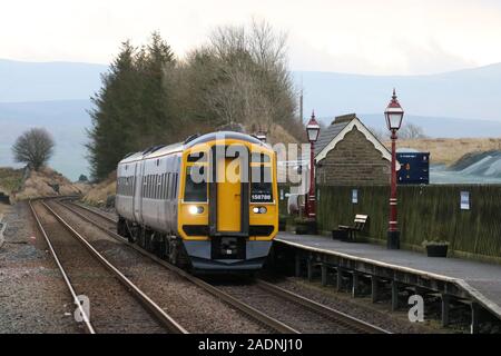 L'express du nord sprinter dmu train on s'installer à Carlisle railway le 4 décembre 2019 vu à la plate-forme nord de Ribblehead gare. Banque D'Images