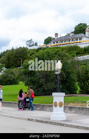 Vue sur la rue principale avec les touristes, l'île Mackinac, Michigan, USA. Banque D'Images