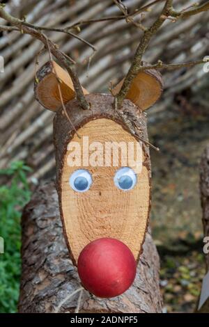 Rudolph en bois le modèle renne au nez rouge. Banque D'Images