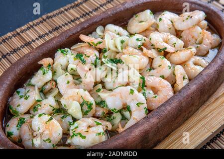 Cassolette de crevettes. Ragoût de crevettes cassolette de nourriture. Fruits frais délicieux délicieux ragoût savoureux de crevettes. Banque D'Images