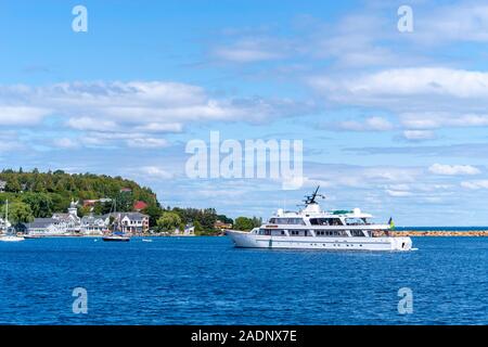 Vue sur le port de l'île de Mackinac à partir d'un bateau sur le lac Huron, Michigan, USA. Banque D'Images