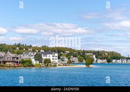 Vue sur le port de l'île de Mackinac à partir d'un bateau sur le lac Huron, Michigan, USA. Banque D'Images