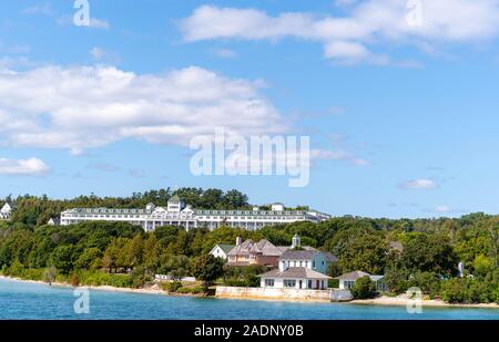 Vue sur le Grand Hôtel de l'île Mackinac à partir d'un bateau sur le lac Huron, Michigan, USA. Banque D'Images