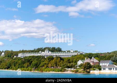 Vue sur le Grand Hôtel de l'île Mackinac à partir d'un bateau sur le lac Huron, Michigan, USA. Banque D'Images