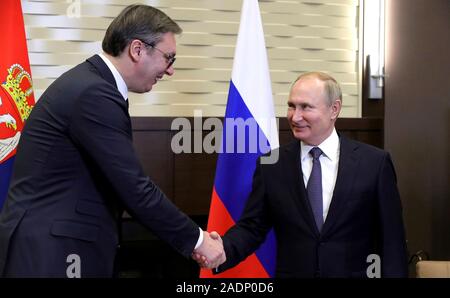 Sochi, Russie. 04 Décembre, 2019. Le président russe Vladimir Poutine, à droite, se félicite le président serbe Aleksandar Vucic pour une réunion bilatérale à la Résidence au cap Idokopas 4 décembre 2019 à Sotchi, Russie. Credit : Mikhael Klimentyev/Kremlin extérieure/Alamy Live News Banque D'Images