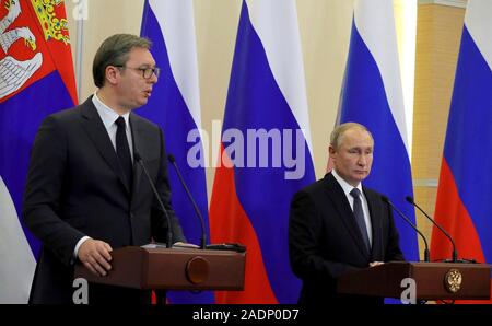 Sochi, Russie. 04 Décembre, 2019. Le président russe Vladimir Poutine lors d'une conférence de presse conjointe avec le président serbe, Aleksandar Vucic, gauche, à la résidence du cap à Idokopas 4 décembre 2019 à Sotchi, Russie. Credit : Mikhael Klimentyev/Kremlin extérieure/Alamy Live News Banque D'Images