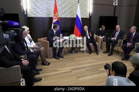 Sochi, Russie. 04 Décembre, 2019. Le président russe Vladimir Poutine, à droite, lors d'une réunion bilatérale avec le président serbe Aleksandar Vucic à la Résidence au cap Idokopas 4 décembre 2019 à Sotchi, Russie. Credit : Mikhael Klimentyev/Kremlin extérieure/Alamy Live News Banque D'Images