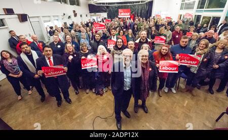 Mansfield, Nottinghamshire, Angleterre, Royaume-Uni., 4e décembre, 2019. Leader du travail Jeremy Corbyn (à gauche) lors d'un rassemblement électoral du parti travailliste à Mansfield, Nottinghamshire en soutien à Sonya Ward (à droite) qui est le Parti du Travail candidat parlementaire au cours de la 2019 Mansfield pour campagne électorale. Ce siège parlementaire qui a été remporté par Ben Bradley pour le parti conservateur par une marge de près de 1 057 voix est l'un des principaux champs de bataille entre les deux principaux partis dans le 12e. Élections générales de décembre Crédit : Alan Keith Beastall/Alamy Live News Banque D'Images