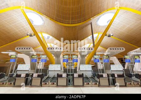 Madrid, Espagne - 21 novembre 2019 : la borne 4 de l'aéroport Madrid Barajas (MAD) en Espagne. Banque D'Images