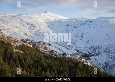 Pradollano village et station de ski Sierra Nevada sous le Pic de Veleta dans les montagnes de la Sierra Nevada, Grenade, Andalousie, Espagne Banque D'Images