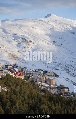 Pradollano village et station de ski Sierra Nevada sous le Pic de Veleta dans les montagnes de la Sierra Nevada, Grenade, Andalousie, Espagne Banque D'Images