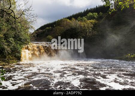 Crammel sur la cascade de Linn/Northumberland Cumbria frontière dans le plein débit Banque D'Images