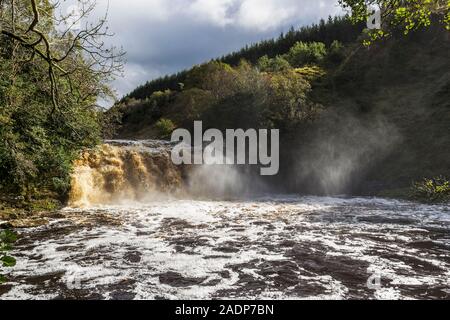 Crammel sur la cascade de Linn/Northumberland Cumbria frontière dans le plein débit Banque D'Images