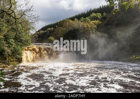 Crammel sur la cascade de Linn/Northumberland Cumbria frontière dans le plein débit Banque D'Images