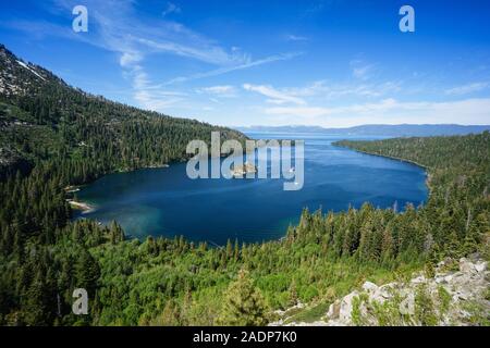 Journée ensoleillée à Emerald Bay, Lake Tahoe, California, USA Banque D'Images