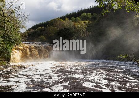 Crammel sur la cascade de Linn/Northumberland Cumbria frontière dans le plein débit Banque D'Images