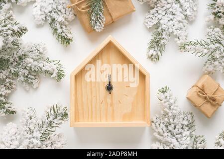 Noël et Nouvel An toujours la vie. Horloge en bois montre cinq minutes avant minuit. Banque D'Images