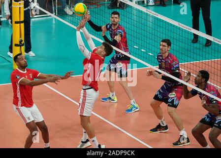 Pérouse, Italie. 9Th Jul 2019. de Silva altos tiago (benfica lisboa) Sir setduring Sicoma Monini Pérouse vs Benfica Lisbonne, les hommes de la Ligue des Champions de volley Championship à Pérouse, Italie, 04 décembre 2019 - LPS/Loris Cerquiglini crédit : Loris Cerquiglini/LPS/ZUMA/Alamy Fil Live News Banque D'Images