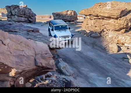 Hanksville, Utah - Une jeep voyages sur de la bouse de vache Road dans le désert de l'Utah. Banque D'Images