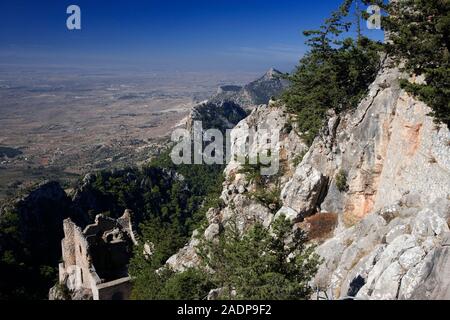 Le château en ruines de Buffavento, perché sur les montagnes de Kyrenia, Chypre du Nord et la vue sur la plaine de la Mésorée Banque D'Images