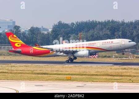 Beijing, Chine - le 2 octobre 2019 : Hong Kong Airlines Airbus A330-300 d'avion à l'aéroport de Pékin (PEK) en Chine. Banque D'Images