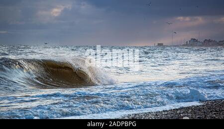 Sur un front de mer d'Aldeburgh hivers sauvages jour Banque D'Images