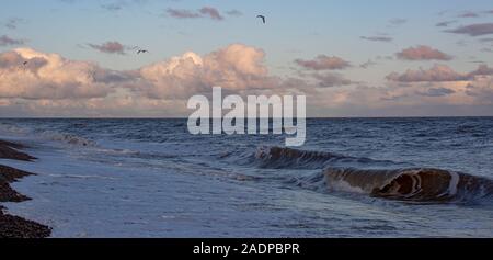 Sur un front de mer d'Aldeburgh hivers sauvages jour Banque D'Images
