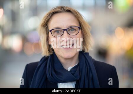 04 décembre 2019, Bade-Wurtemberg, Stuttgart : Arina Freitag, directeur général de Flughafen Stuttgart GmbH, est situé dans le Terminal 1 de l'aéroport de Stuttgart. Photo : Marijan Murat/dpa Banque D'Images