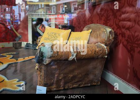 Londres, Royaume-Uni, 06 octobre 2019. Art BANKSY en produit intérieur brut pop-up shop à Croydon. L'Art de rue de Londres. Credit : Waldemar Sikora Banque D'Images