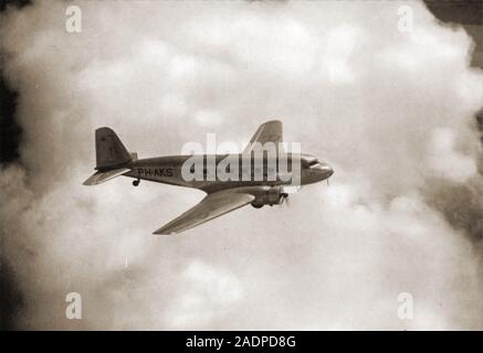 Un millésime 1936 Photo d'un Sperwer (Épervier) avion de passagers de KLM en vol sur l'Amsterdam à Batavia (Jakarta) Route Banque D'Images