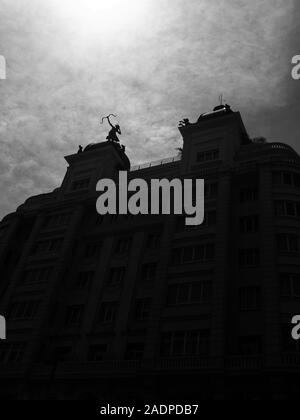 Silhouette de Diana Cazadora ensemble sculptural par Natividad Sanchez sur le toit de la Hyatt Centric Hotel Gran Via à Madrid, Espagne. Banque D'Images