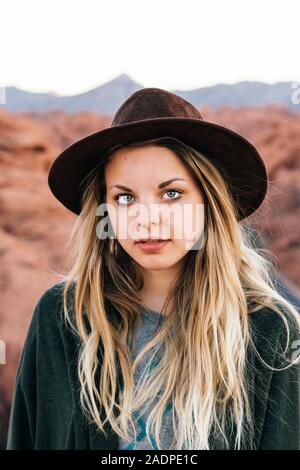 Portrait d'une jeune fille de race blanche portant un chapeau à l'extérieur. Banque D'Images