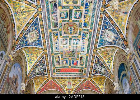 Peintures de Pinturicchio (Bernardino di Betto) sur le plafond de la Bibliothèque Piccolomini au Duomo (cathédrale de Sienne). Sienne, Toscane, Italie, Euro Banque D'Images