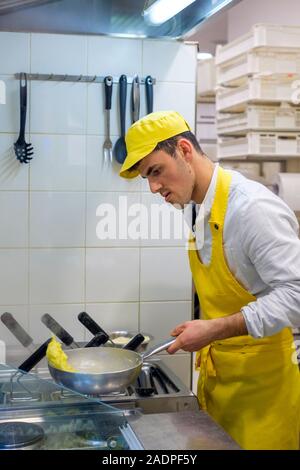 L'homme préparer des pâtes fraîches au Mercato di San Lorenzo, Florence (Firenze), Toscane, Italie, Europe. Banque D'Images