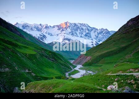 En face de gorge Enguri Shkhara peak, le plus haut point de la Géorgie. Ushguli, Samegrelo-Zemo Svaneti, région de la Géorgie. Banque D'Images