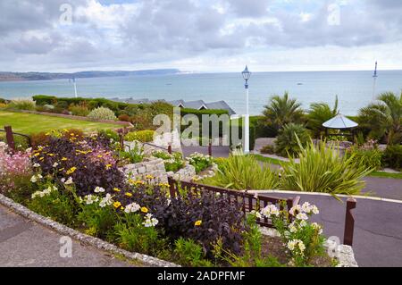 Une vue sur la mer de Greenhill Gardens au-dessus de la promenade du front de mer de Weymouth, Jurassic Coast, Dorset, England, UK Banque D'Images