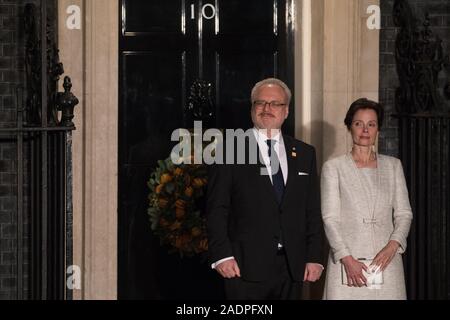 Londres, Royaume-Uni. 3 Décembre, 2019. Egils Levits, Président de la Lettonie, arrive avec son épouse l'Andra Lévite pour une réception pour les dirigeants de l'OTAN au 10 Downing Street à la veille de l'alliance militaire du sommet du 70e anniversaire dans un hôtel de luxe près de Watford. Credit : Mark Kerrison/Alamy Live News Banque D'Images