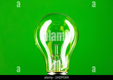 L'ampoule classique sur fond vert. Banque D'Images