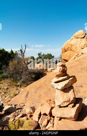 Moab, Utah/ USA-9 octobre 2019 : Cairn, le signe avec un tas de pierres dans CANYONLANDS NATIONAL PARK Banque D'Images