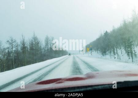 Sur le pare-brise de tempête de neige sur l'autoroute 285 ; comté de Park, Colorado, USA Banque D'Images