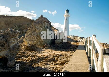 En montant le sentier raide vers le phare Banque D'Images