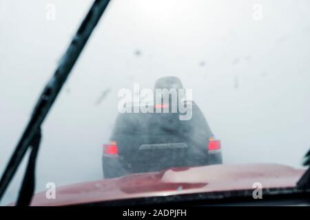 Sur le pare-brise de tempête de neige sur l'autoroute 285 ; comté de Park, Colorado, USA Banque D'Images