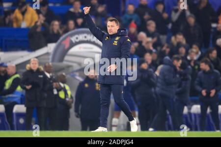 Aston Villa, entraîneur-chef adjoint John Terry les gestes pour les fans après la Premier League match à Stamford Bridge, Londres. Banque D'Images