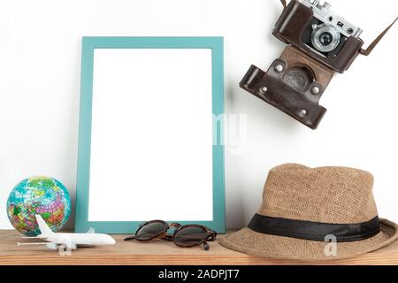 La maquette de l'affiche d'intérieur avec cadre en bois vertical, thème du voyage, sur fond de mur blanc Banque D'Images