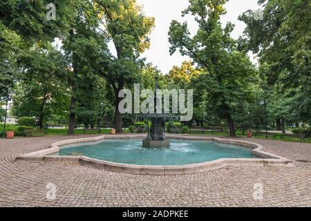 Beau travail et fontaine dans le parc de la ville de Plovdiv, cette ville ancienne située sur sept collines dans le sud de la Bulgarie. Banque D'Images