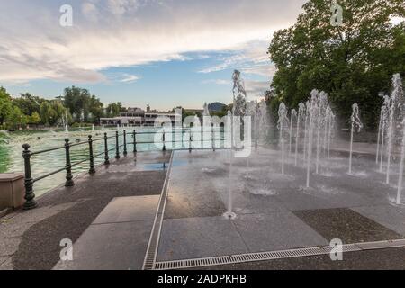 Belle fontaine et de travail sur la place de parc de la ville de Plovdiv, cette ville ancienne située sur sept collines dans le sud de la Bulgarie. Banque D'Images