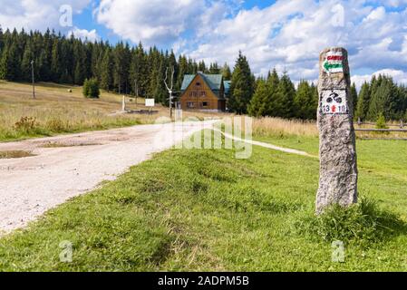 Signe de sentier de randonnée à vélo dans les montagnes Jizera en Pologne Banque D'Images