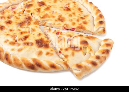 Vue de côté coupé avec du fromage fait maison tarte ossète et airelle rouge isolated on white Banque D'Images