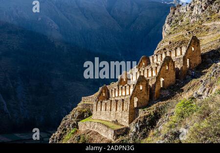 Pinkuylluna, ruines des anciens entrepôts Inca situé sur les montagnes, la Vallée Sacrée, Ollantaytambo, Pérou Banque D'Images