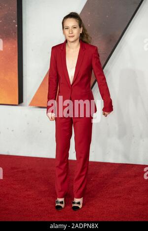 Londres, Royaume-Uni. 08Th Nov, 2019. Londres, ANGLETERRE - 04 DÉCEMBRE : Claire Duburcq assiste à la première mondiale et Royal Performance de '1917' à l'Odeon Leicester Square Luxe le 4 décembre 2019 à Londres, en Angleterre. Crédit : Gary Mitchell, GMP Media/Alamy Live News Banque D'Images